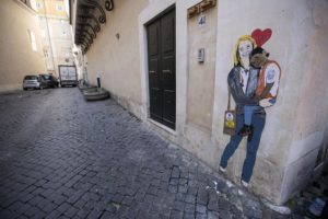 A Roma spunta murales, bacio tra Salvini e di Maio