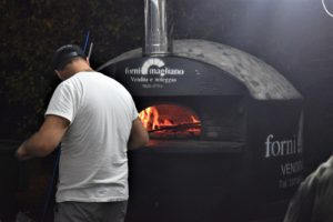 pizzaiuolo pizza sotto il vesuvio