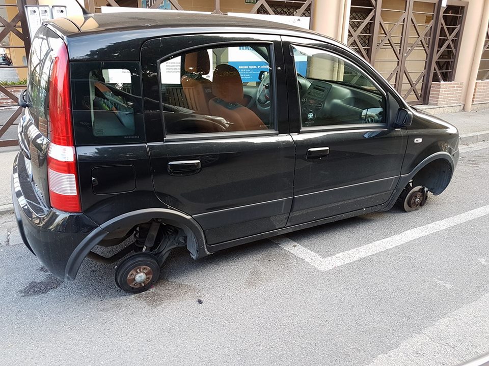 auto depredata delle ruote