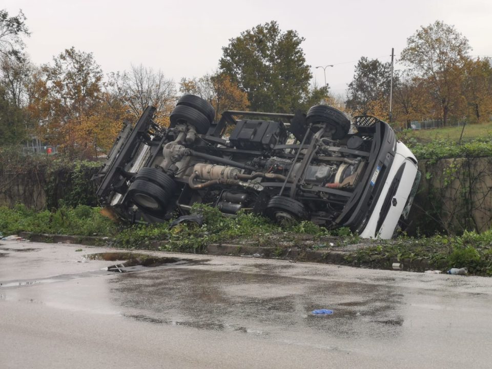 camion della spazzatura finisce fuori strada